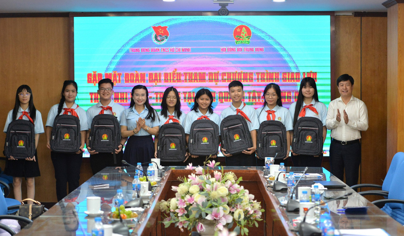 Chị Nguyễn Phạm Duy Trang - Bí thư T.Ư Đoàn, Chủ tịch Hội đồng Đội T.Ư và anh Lê Hải Long - Trưởng ban công tác thiếu nhi T.Ư Đoàn, Phó Chủ tịch thường trực Hội đồng Đội T.Ư tặng quà đoàn đại biểu tham gia chương trình giao lưu