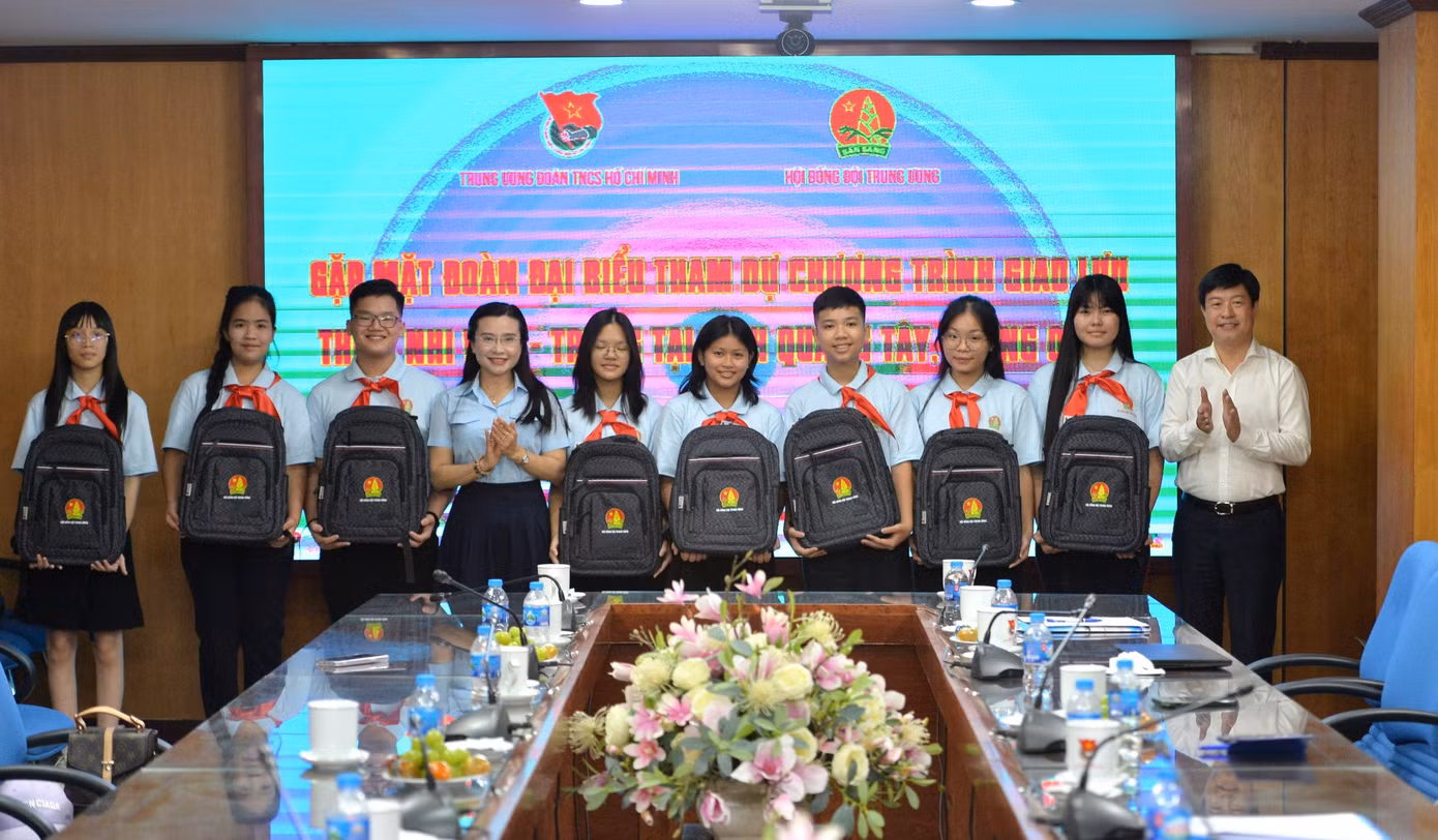 Chị Nguyễn Phạm Duy Trang - Bí thư T.Ư Đoàn, Chủ tịch Hội đồng Đội T.Ư và anh Lê Hải Long - Trưởng ban công tác thiếu nhi T.Ư Đoàn, Phó Chủ tịch thường trực Hội đồng Đội T.Ư tặng quà đoàn đại biểu tham gia chương trình giao lưu Chị Nguyễn Phạm Duy Trang - Bí thư T.Ư Đoàn, Chủ tịch Hội đồng Đội T.Ư và anh Lê Hải Long - Trưởng ban công tác thiếu nhi T.Ư Đoàn, Phó Chủ tịch thường trực Hội đồng Đội T.Ư tặng quà đoàn đại biểu tham gia chương trình giao lưu