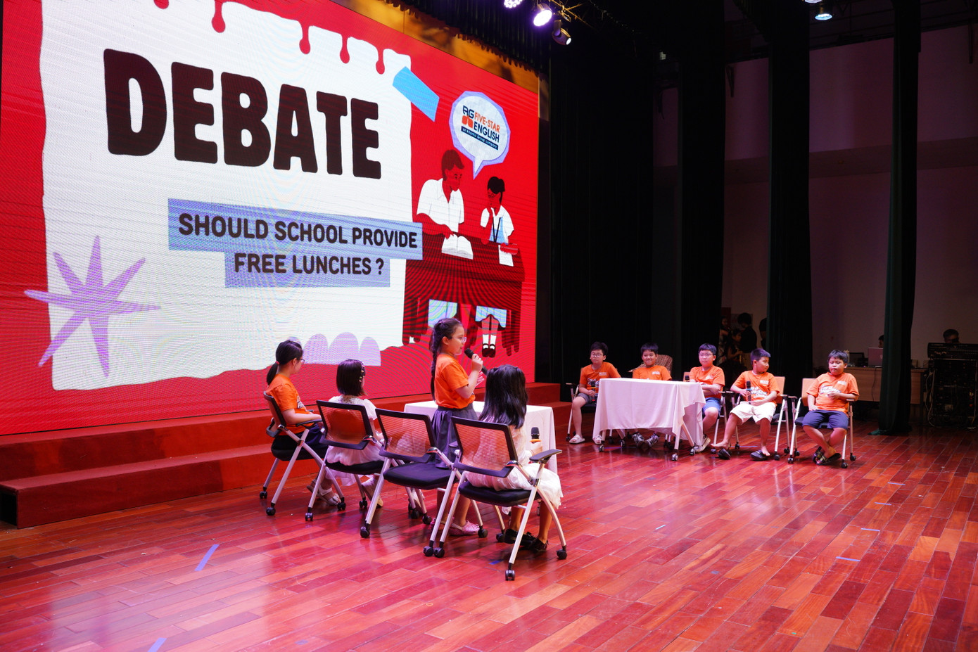 Phần tranh biện hoàn toàn bằng tiếng Anh với chủ đề “Should school provide free lunches?” (Nhà trường có nên cung cấp bữa ăn trưa miễn phí?”) đầy hấp dẫn của các em học sinh tại Gala Summer