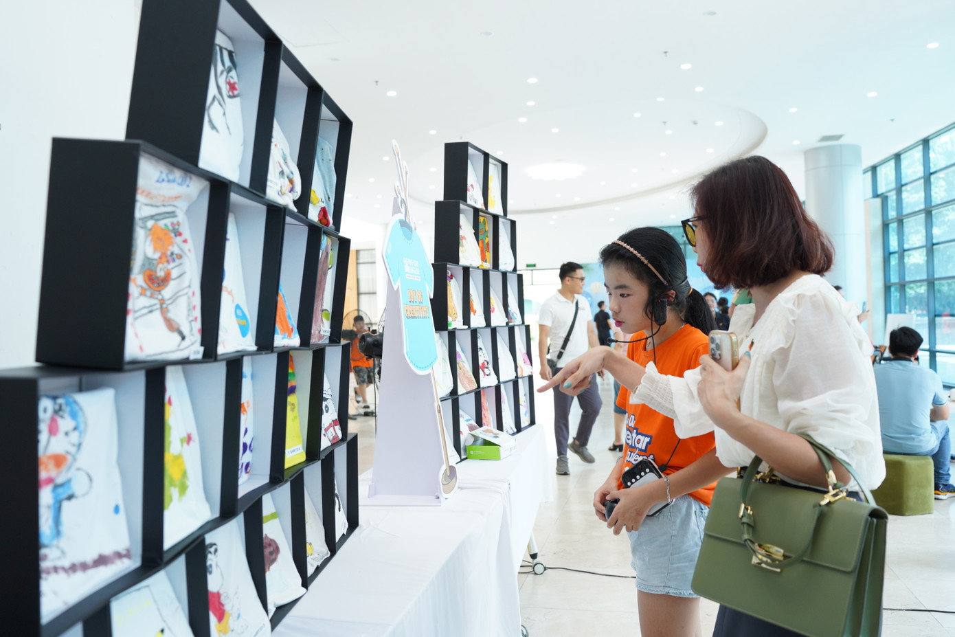 Phụ huynh, học sinh tham quan các sản phẩm do các em học sinh thực hiện trong Trại hè bán trú tiếng Anh