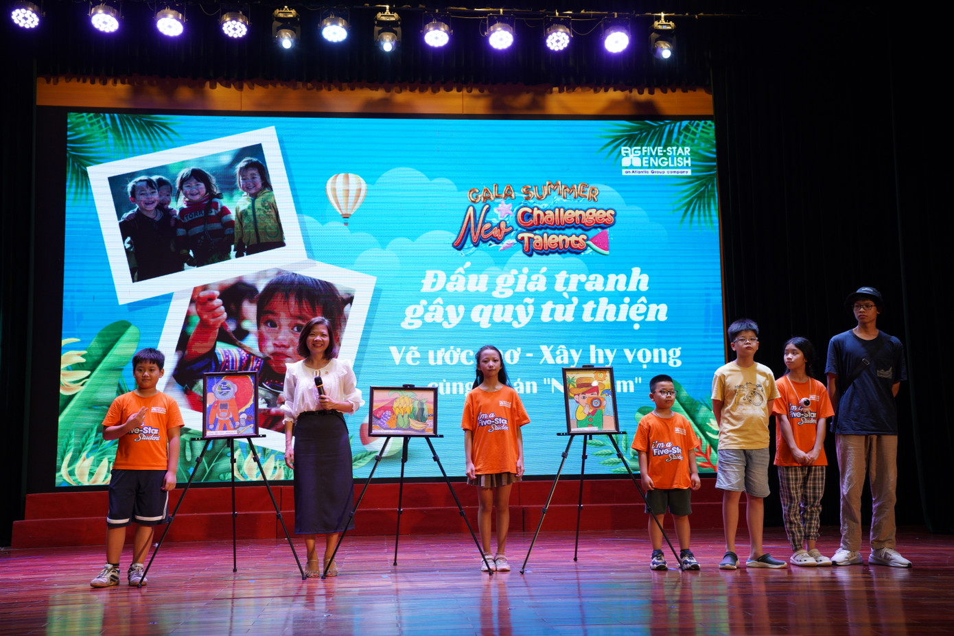 Ba bức tranh của các em học sinh thực hiện trong quá trình tham gia Trại hè tiếng Anh được mang ra đấu giá tại Gala Summer