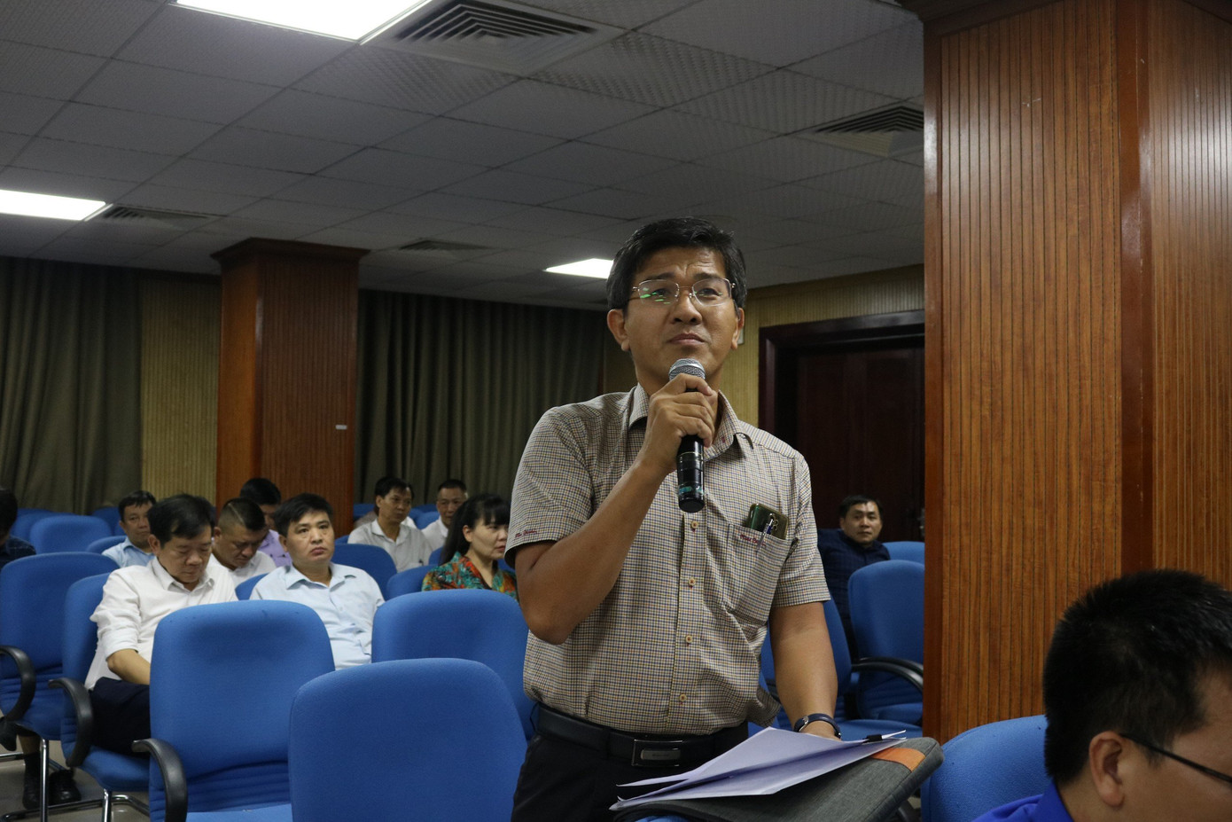 Các đại biểu trao đổi tại hội nghị Các đại biểu trao đổi tại hội nghị