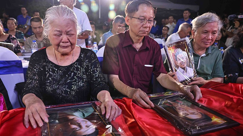 Thân nhân các liệt sĩ bật khóc khi nhận di ảnh phục dựng