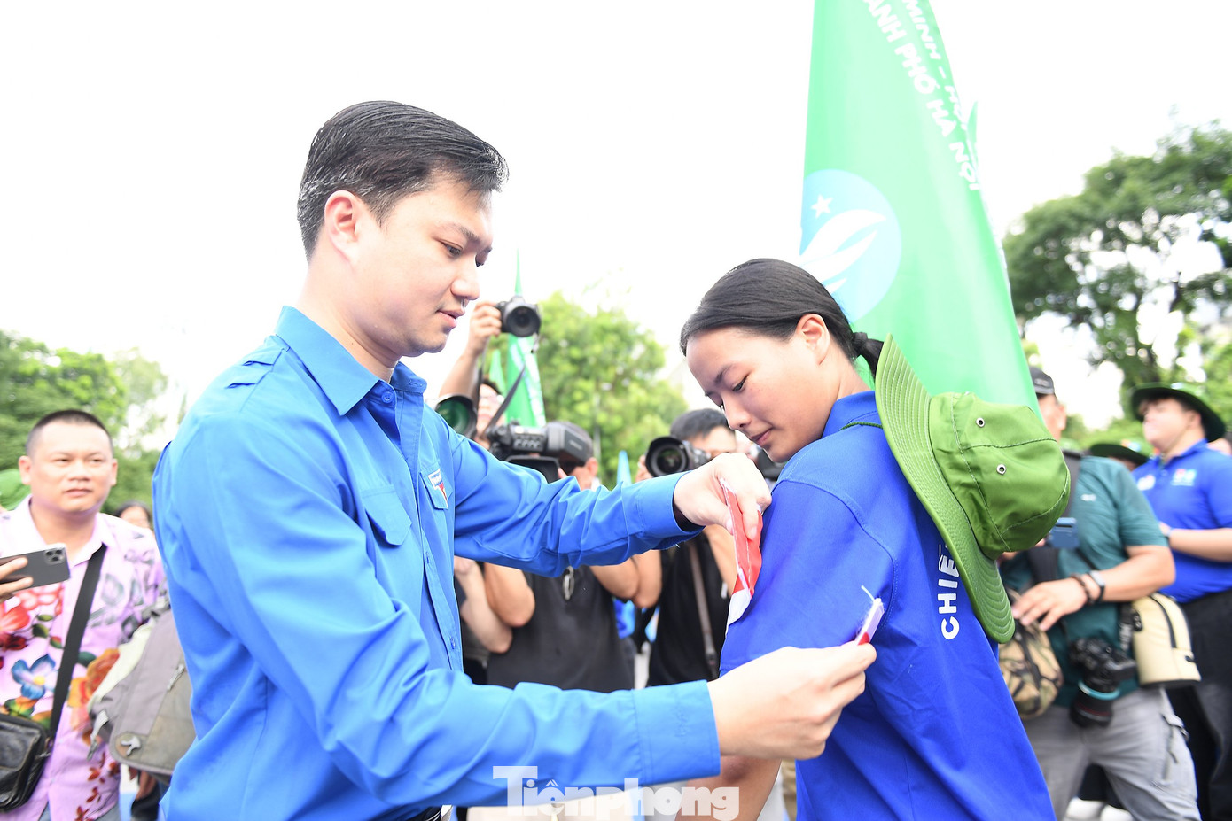 Anh Nguyễn Minh Triết – Bí thư T.Ư Đoàn, Chủ tịch T.Ư Hội SVVN đeo băng đội trưởng cho các đội tình nguyện. Ảnh: Dương Triều