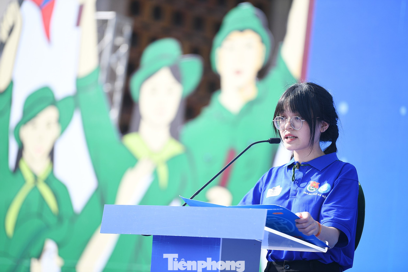 Sinh viên tình nguyện Mùa hè xanh phát biểu thể hiện quyết tâm sẵn sàng cống hiến vì cộng đồng. Ảnh: Dương Triều