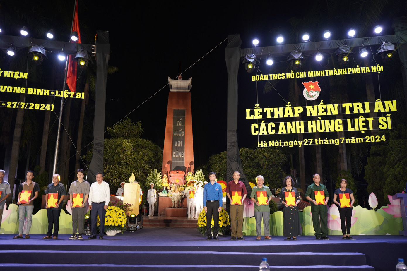 Anh Nguyễn Minh Triết – Bí thư T.Ư Đoàn, Chủ tịch T.Ư Hội SVVN và ông Nguyễn Văn Phong - Phó Bí thư Thành uỷ Hà Nội trao tặng di ảnh liệt sĩ đã được phục dựng cho các mẹ Việt Nam Anh hùng, gia đình liệt sĩ, gia đình có công với cách mạng trên địa bàn TP Hà Nội.