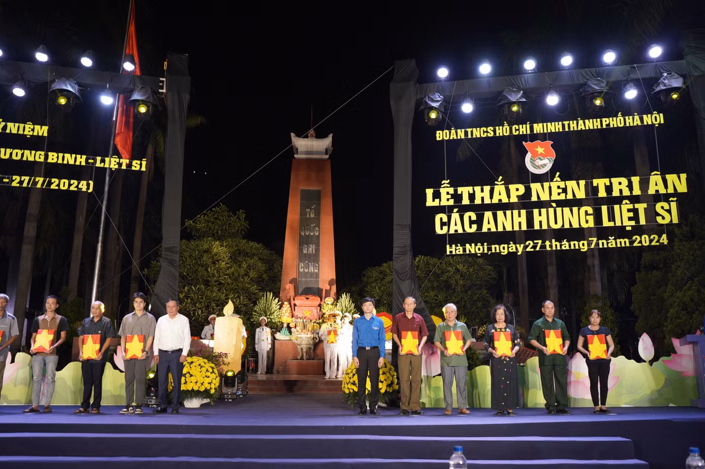 Anh Nguyễn Minh Triết – Bí thư T.Ư Đoàn, Chủ tịch T.Ư Hội SVVN và ông Nguyễn Văn Phong - Phó Bí thư Thành uỷ Hà Nội trao tặng di ảnh liệt sĩ đã được phục dựng cho các mẹ Việt Nam Anh hùng, gia đình liệt sĩ, gia đình có công với cách mạng trên địa bàn TP Hà Nội.