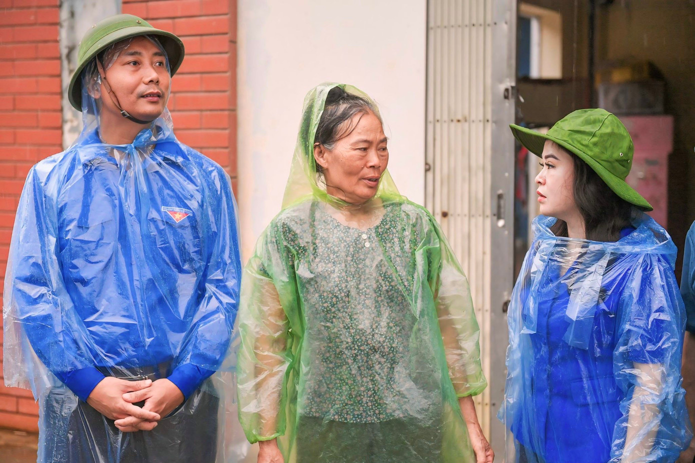 Chị Chu Hồng Minh - Bí thư Thành Đoàn Hà Nội và anh Nguyễn Đức Tiến - Phó Bí thư thường trực Thành Đoàn, Chủ tịch Hội LHTN Việt Nam TP Hà Nội thăm hỏi, tặng quà người dân. Chị Chu Hồng Minh - Bí thư Thành Đoàn Hà Nội và anh Nguyễn Đức Tiến - Phó Bí thư thường trực Thành Đoàn, Chủ tịch Hội LHTN Việt Nam TP Hà Nội thăm hỏi, tặng quà người dân.