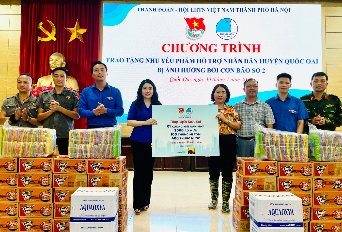 Chị Chu Hồng Minh - Bí thư Thành Đoàn Hà Nội trao tặng xuồng hơi gắn máy và các phần quà thiết thực cho bà con huyện Quốc Oai Chị Chu Hồng Minh - Bí thư Thành Đoàn Hà Nội trao tặng xuồng hơi gắn máy và các phần quà thiết thực cho bà con huyện Quốc Oai