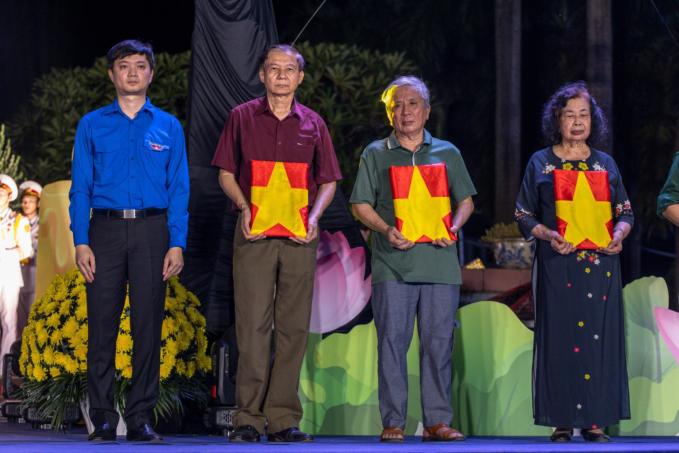 Anh Nguyễn Minh Triết – Bí thư T.Ư Đoàn, Chủ tịch T.Ư Hội SVVN và ông Nguyễn Văn Phong - Phó Bí thư Thành uỷ Hà Nội trao tặng di ảnh liệt sĩ đã được phục dựng cho các mẹ Việt Nam Anh hùng, gia đình liệt sĩ, gia đình có công với cách mạng trên địa bàn TP Hà Nội.