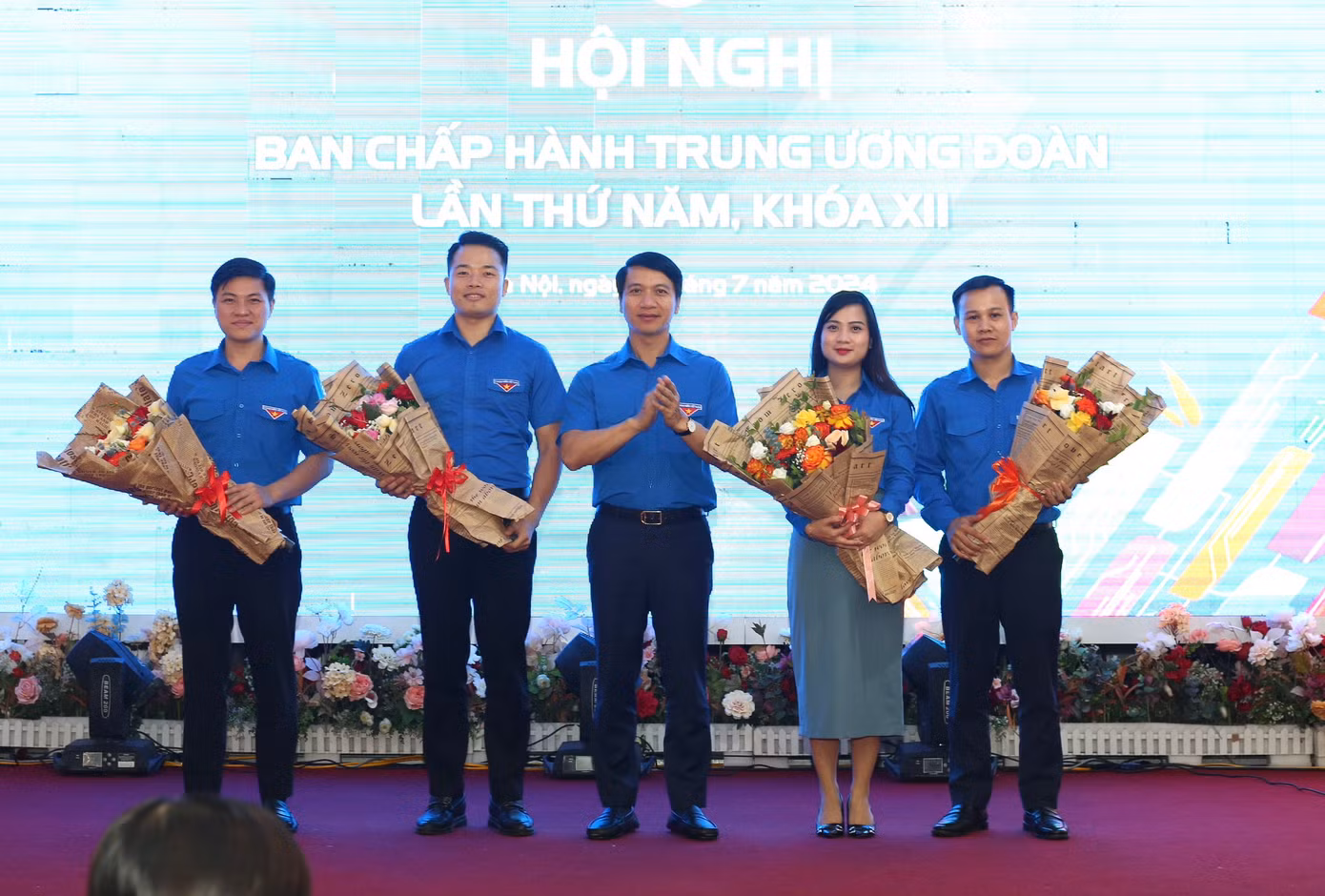 Anh Nguyễn Ngọc Lương - Bí thư thường trực T.Ư Đoàn, Chủ tịch T.Ư Hội LHTN Việt Nam tặng hoa chúc mừng các Ủy viên Ban Chấp hành T.Ư Đoàn. Ảnh: Bảo Anh