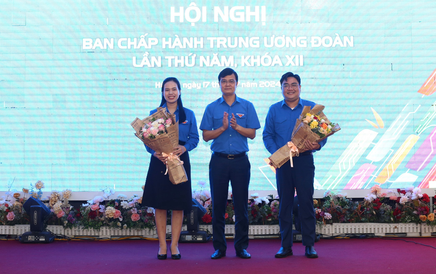 Bí thư thứ nhất T.Ư Đoàn Bùi Quang Huy tặng hoa chúc mừng 2 Ủy viên Ban Thường vụ T.Ư Đoàn khoá XII. Ảnh: Bảo Anh Bí thư thứ nhất T.Ư Đoàn Bùi Quang Huy tặng hoa chúc mừng 2 Ủy viên Ban Thường vụ T.Ư Đoàn khoá XII. Ảnh: Bảo Anh