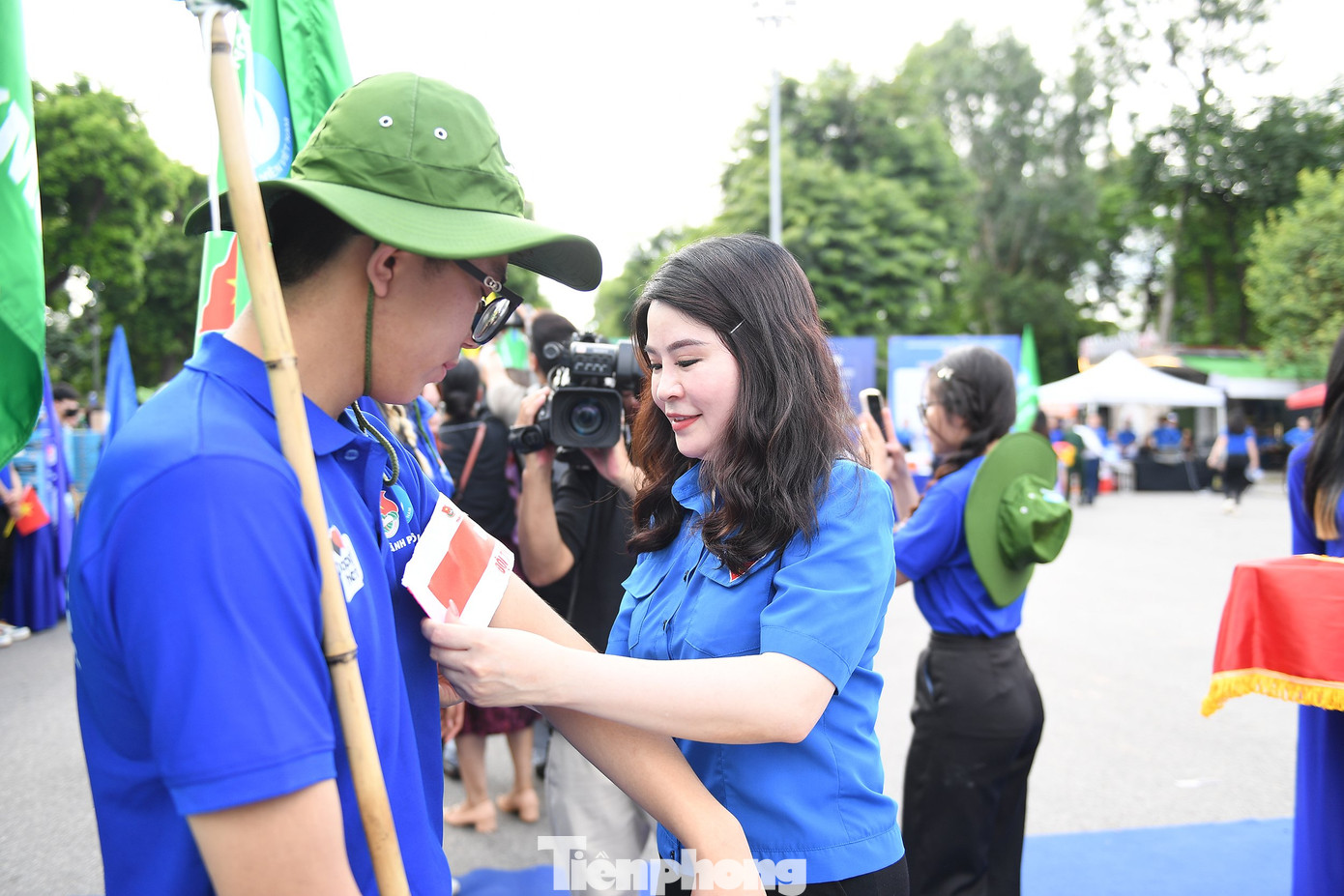 Chị Chu Hồng Minh - Bí thư Thành Đoàn Hà Nội đeo băng đội trưởng cho các đội tình nguyện. Ảnh: Dương Triều
