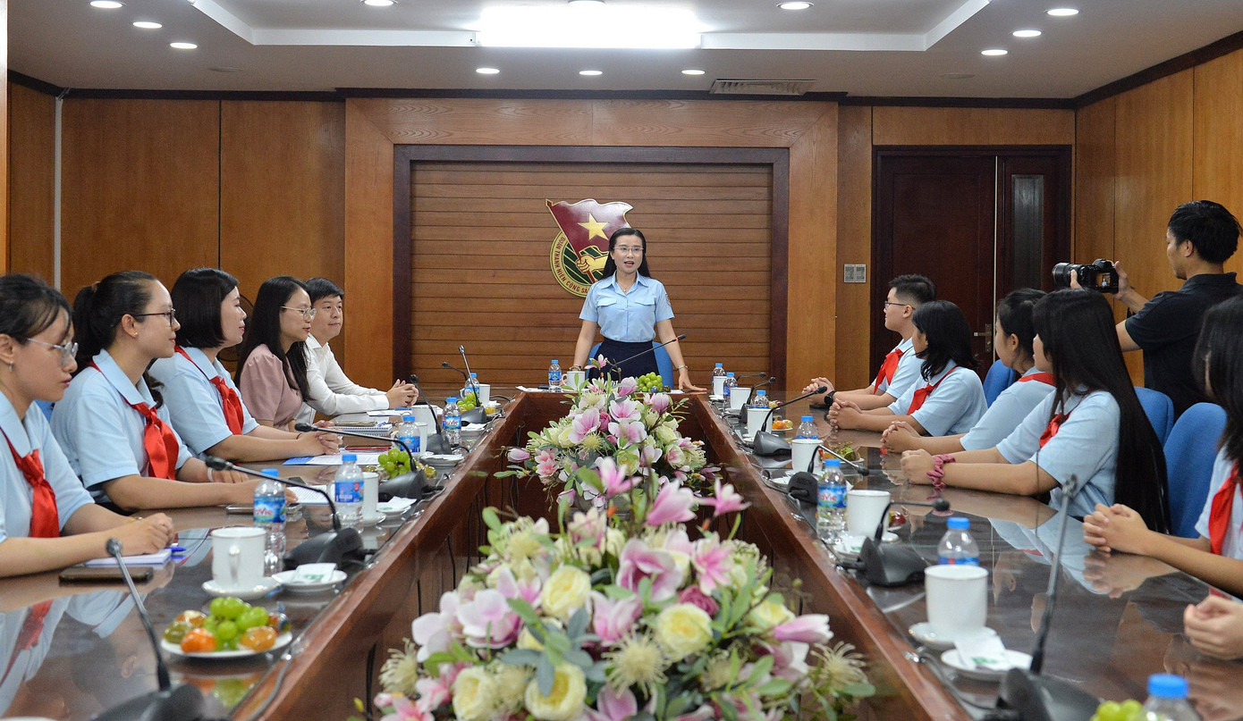 Chị Nguyễn Phạm Duy Trang - Bí thư T.Ư Đoàn, Chủ tịch Hội đồng Đội T.Ư trao đổi với đoàn đại biểu. Ảnh: Phan Linh