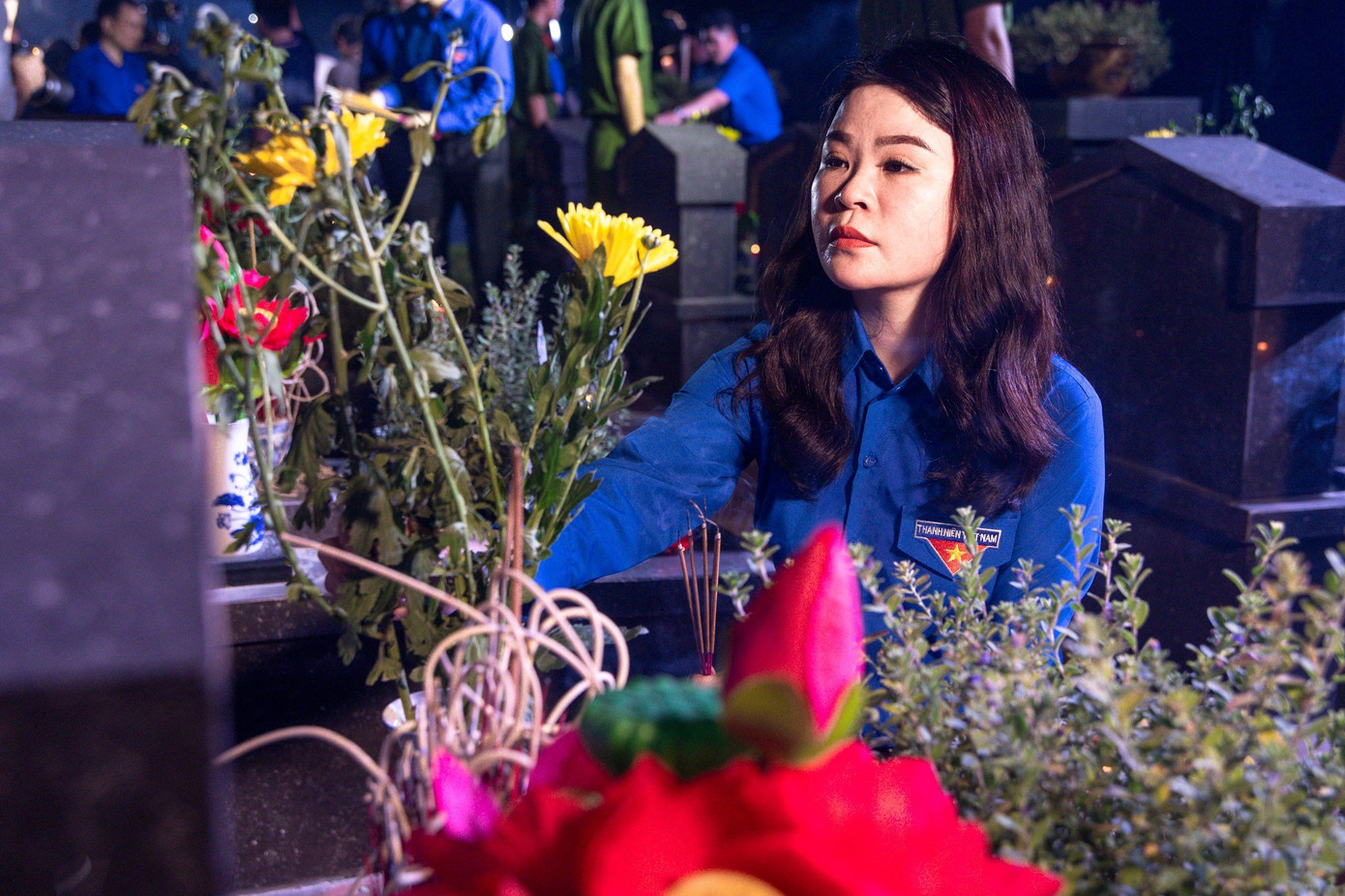 Bí thư Thành Đoàn Hà Nội Chu Hồng Minh cùng các bạn trẻ thắp nến tri ân các anh hùng liệt sĩ