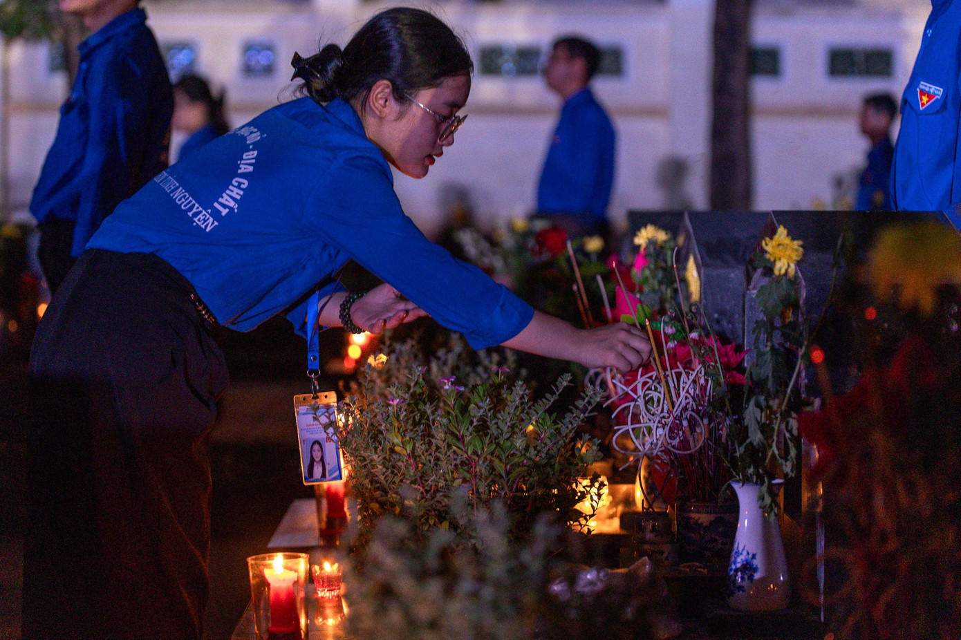 Bí thư Thành Đoàn Hà Nội Chu Hồng Minh cùng các bạn trẻ thắp nến tri ân các anh hùng liệt sĩ