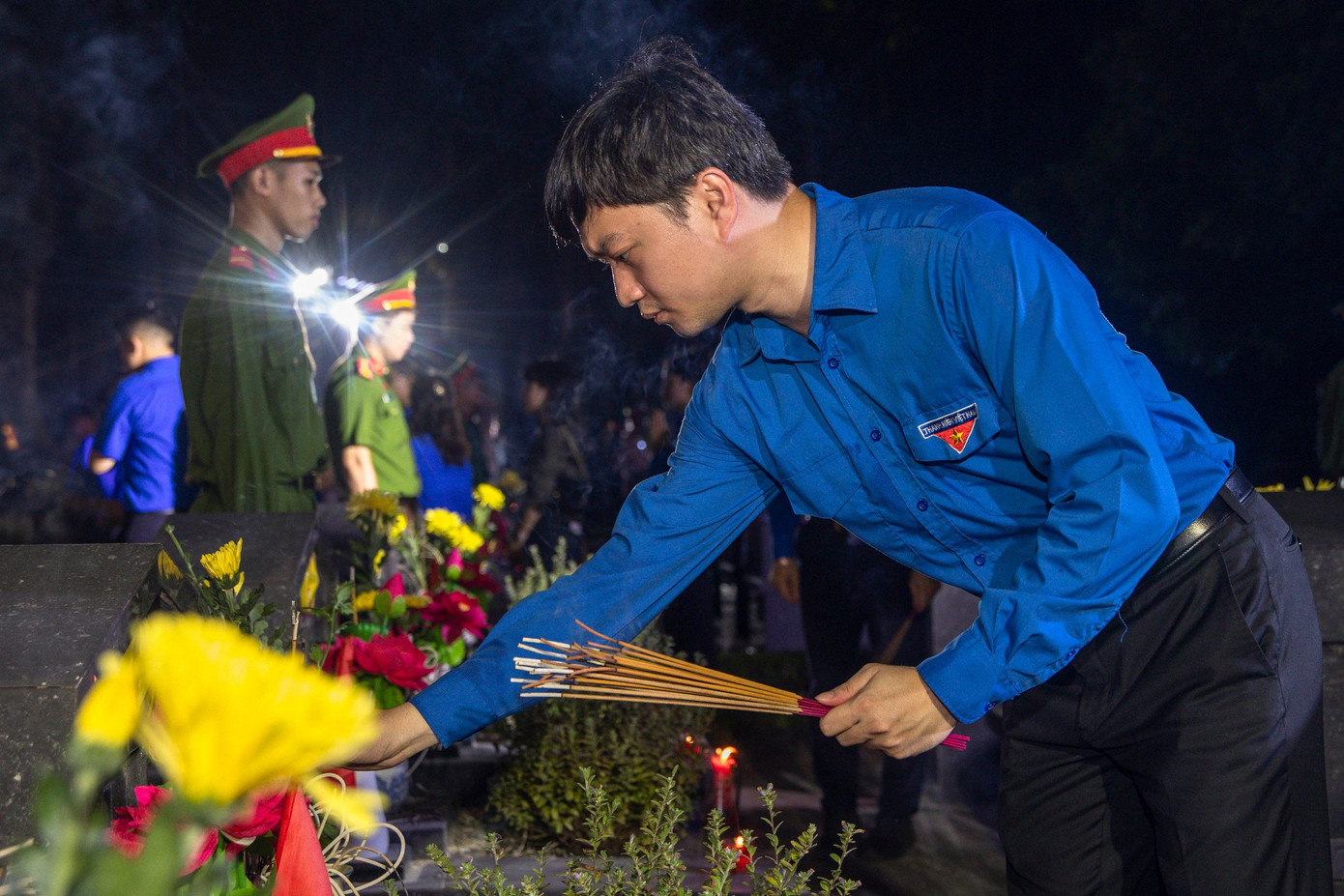 Anh Nguyễn Minh Triết – Bí thư T.Ư Đoàn, Chủ tịch T.Ư Hội SVVN thắp nến tri ân các anh hùng liệt sĩ