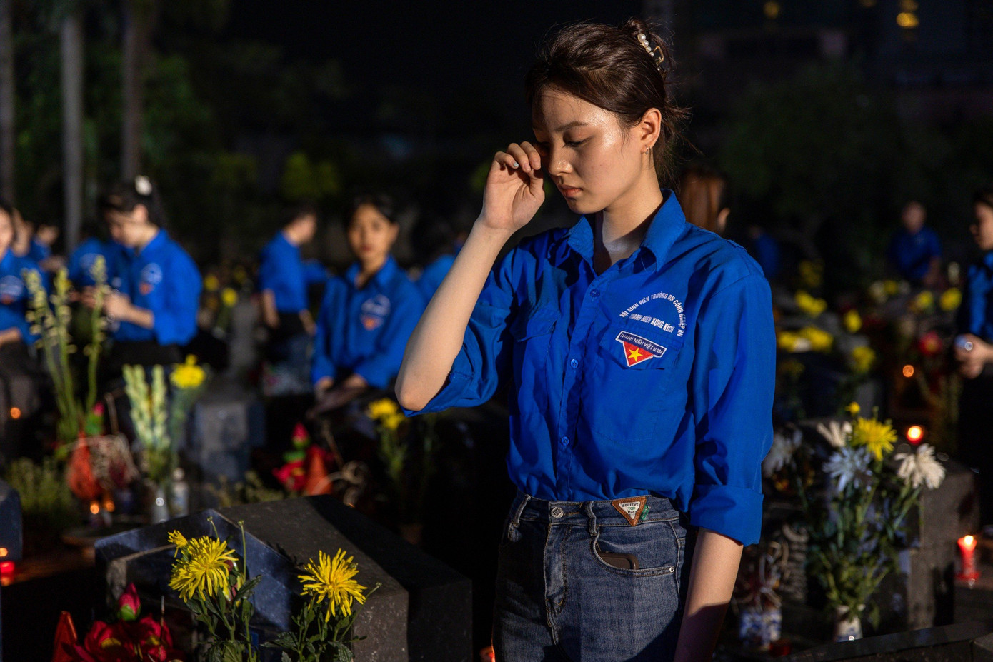 Bí thư Thành Đoàn Hà Nội Chu Hồng Minh cùng các bạn trẻ thắp nến tri ân các anh hùng liệt sĩ