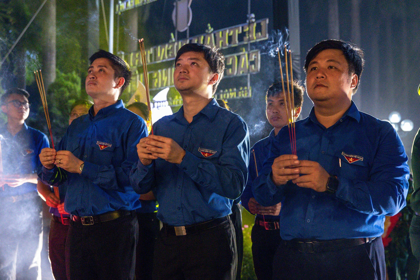 Anh Nguyễn Minh Triết – Bí thư T.Ư Đoàn, Chủ tịch T.Ư Hội SVVN (ở giữa) cùng các đại biểu thắp hương tưởng niệm các anh hùng liệt sĩ tại Nghĩa trang Liệt sĩ TP Hà Nội