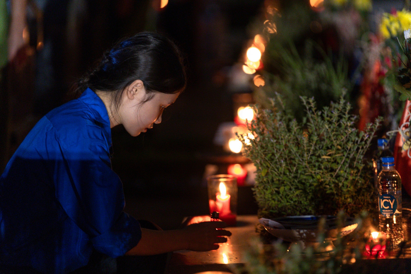 Bí thư Thành Đoàn Hà Nội Chu Hồng Minh cùng các bạn trẻ thắp nến tri ân các anh hùng liệt sĩ