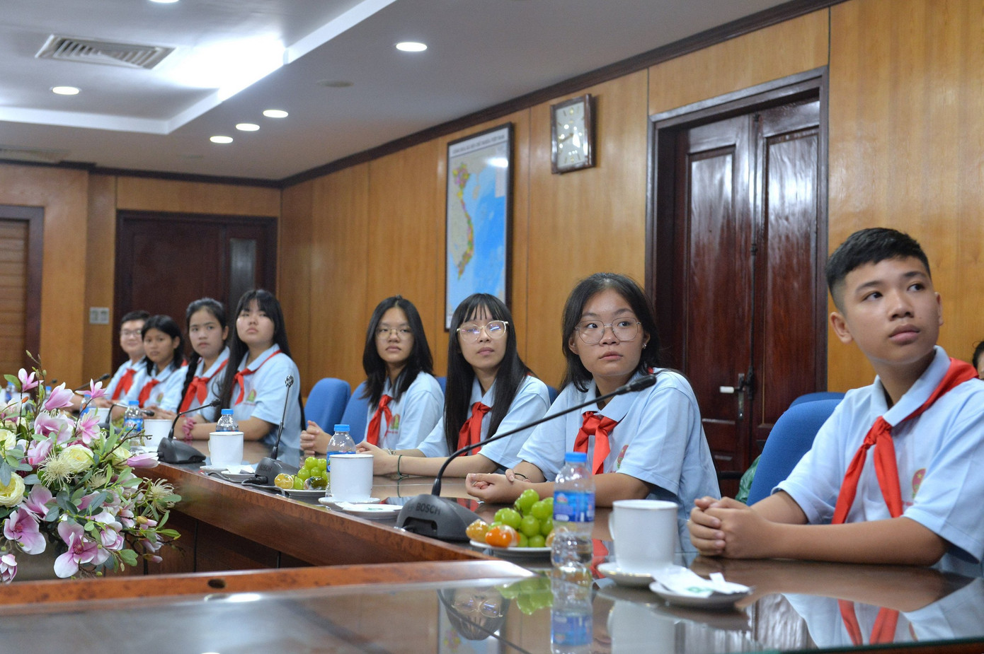 Các đại biểu thiếu nhi trao đổi tại chương trình gặp mặt.