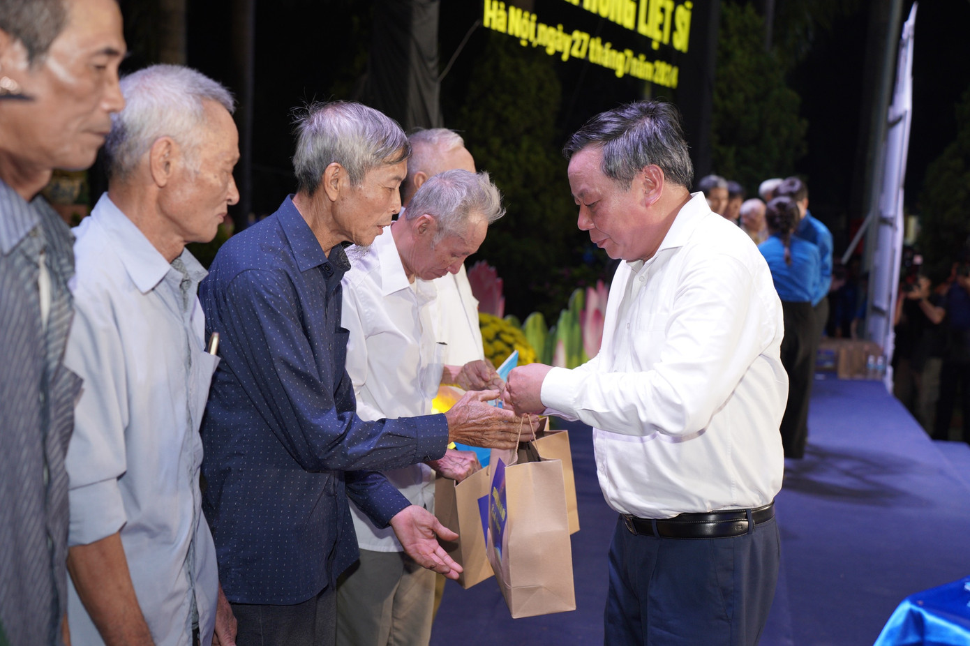 Ông Nguyễn Văn Phong - Phó Bí thư Thành uỷ Hà Nội trao tặng quà cho người có công