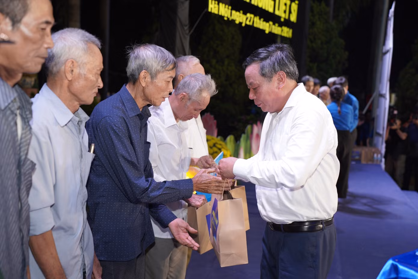 Ông Nguyễn Văn Phong - Phó Bí thư Thành uỷ Hà Nội trao tặng quà cho người có công