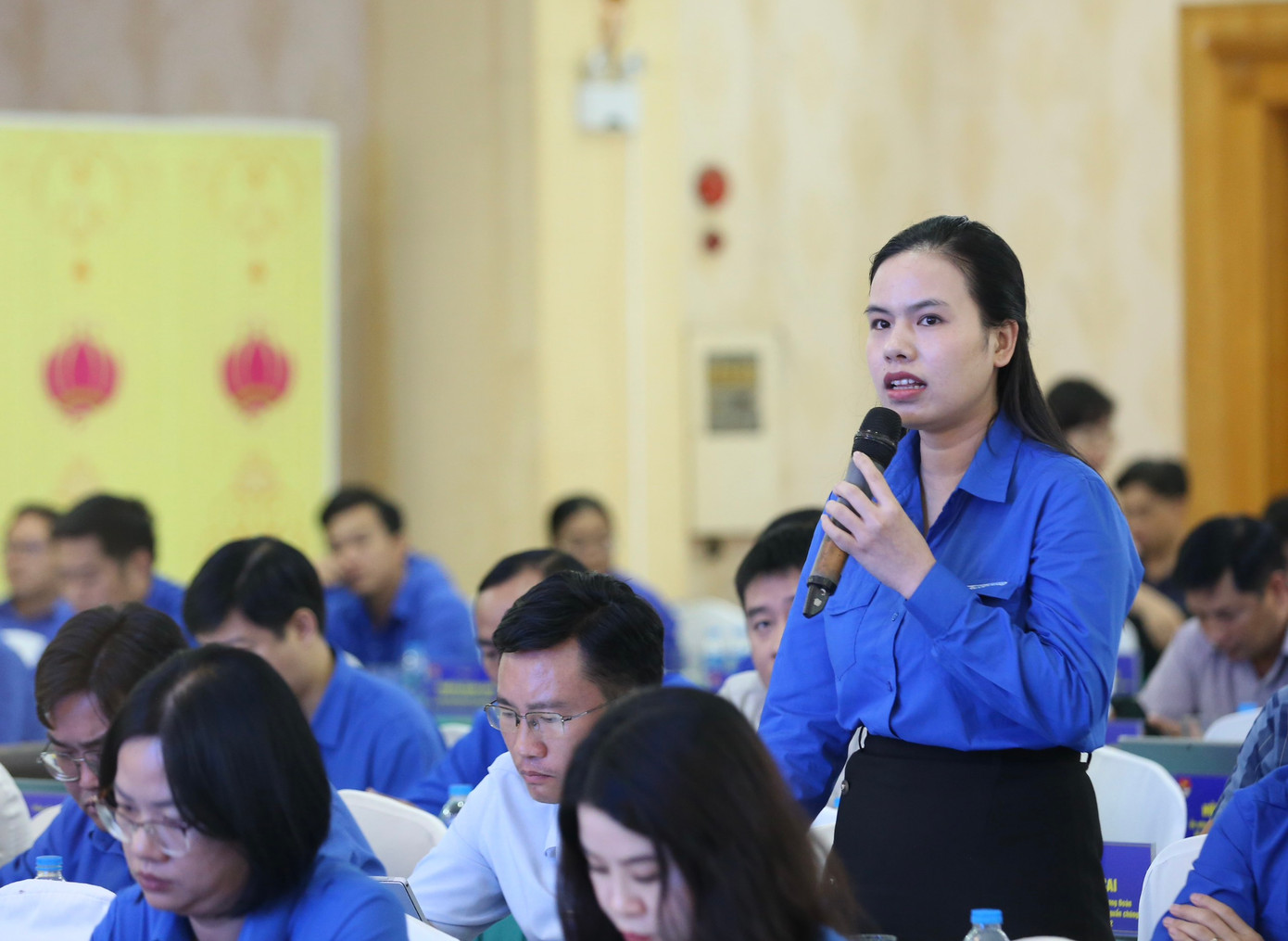 Bí thư Tỉnh Đoàn Hà Tĩnh Nguyễn Ny Hương trao đổi tại hội nghị Bí thư Tỉnh Đoàn Hà Tĩnh Nguyễn Ny Hương trao đổi tại hội nghị