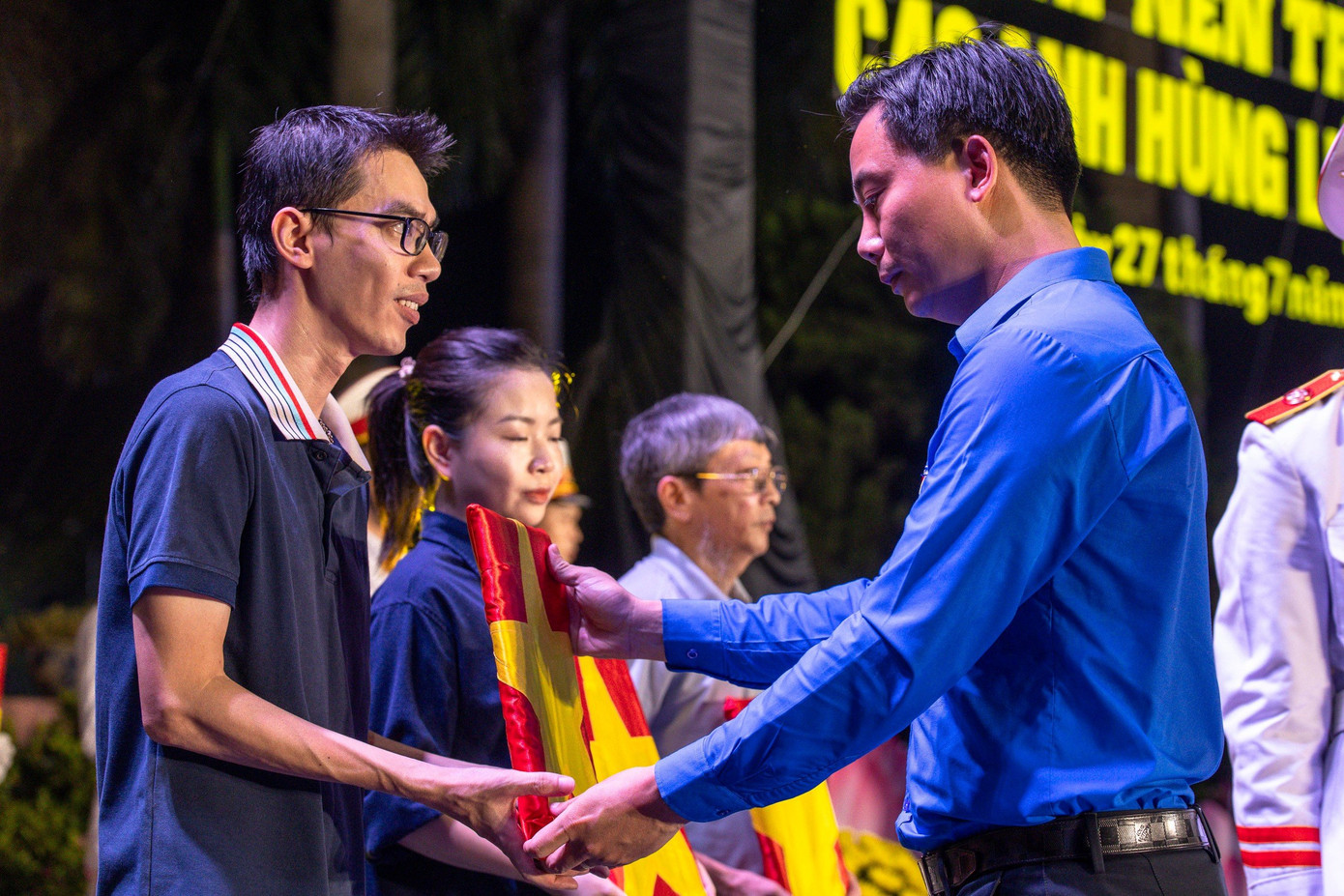 Trao tặng các di ảnh liệt sĩ đã được phục dựng cho các mẹ Việt Nam Anh hùng, gia đình liệt sĩ, gia đình có công với cách mạng trên địa bàn TP Hà Nội.