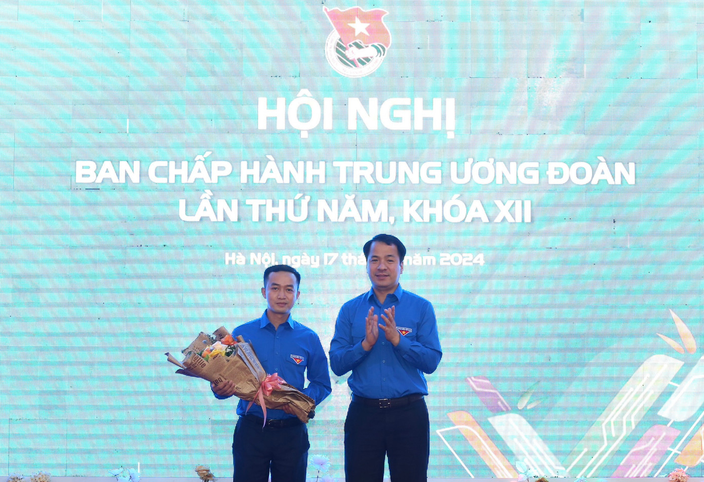 Bí thư T.Ư Đoàn Ngô Văn Cương tặng hoa chúc mừng Ủy viên Ủy Ban kiểm tra TƯ Đoàn khoá XII được bầu bổ sung. Bí thư T.Ư Đoàn Ngô Văn Cương tặng hoa chúc mừng Ủy viên Ủy Ban kiểm tra TƯ Đoàn khoá XII được bầu bổ sung.