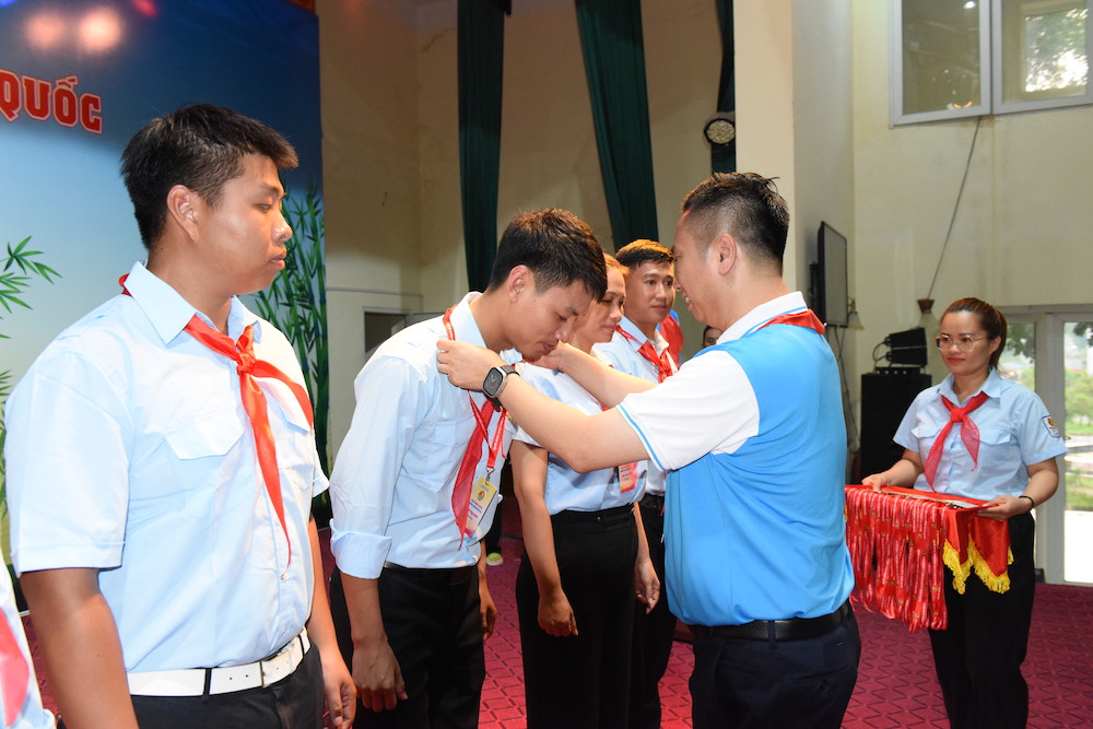 Anh Lê Anh Quân - Phó Chủ tịch Hội đồng Đội T.Ư, Chủ tịch Hội đồng Huấn luyện T.Ư trao thẻ cho các trại sinh Anh Lê Anh Quân - Phó Chủ tịch Hội đồng Đội T.Ư, Chủ tịch Hội đồng Huấn luyện T.Ư trao thẻ cho các trại sinh