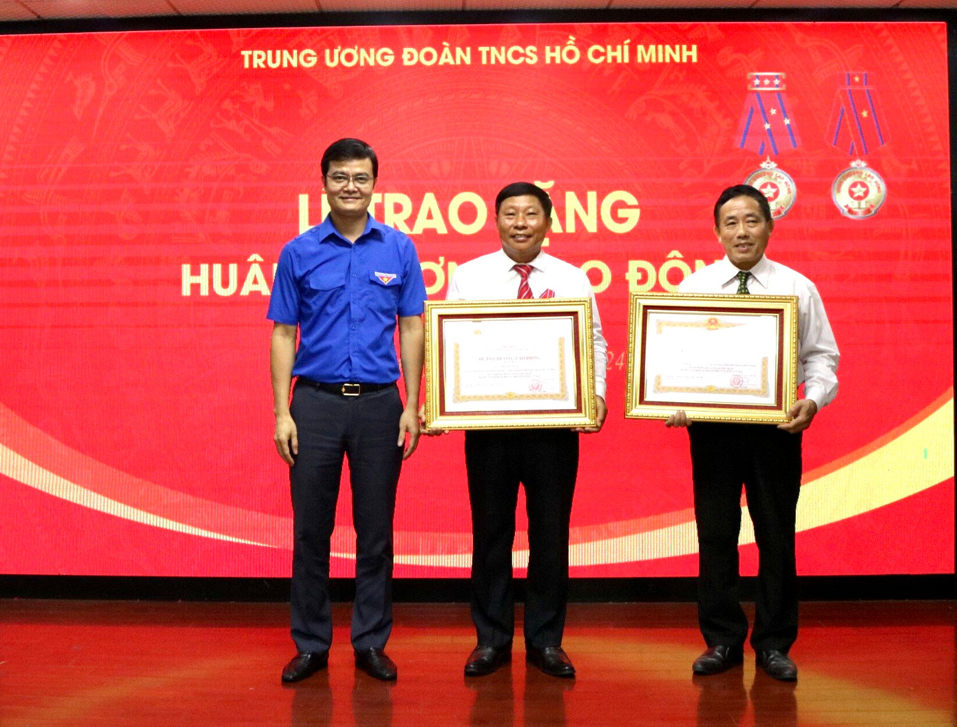 Bí thư thứ nhất T.Ư Đoàn Bùi Quang Huy đã trao tặng Huân chương Lao động hạng Nhất cho đồng chí Lê Văn Cầu và Huân chương Lao động hạng Ba cho đồng chí Phạm Bá Khoa Bí thư thứ nhất T.Ư Đoàn Bùi Quang Huy đã trao tặng Huân chương Lao động hạng Nhất cho đồng chí Lê Văn Cầu và Huân chương Lao động hạng Ba cho đồng chí Phạm Bá Khoa