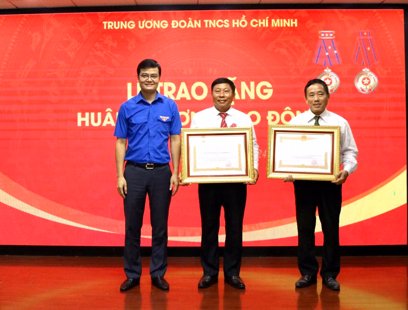 Bí thư thứ nhất T.Ư Đoàn Bùi Quang Huy đã trao tặng Huân chương Lao động hạng Nhất cho đồng chí Lê Văn Cầu và Huân chương Lao động hạng Ba cho đồng chí Phạm Bá Khoa