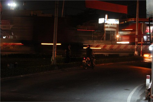 Cô gái “U40” đang chào mời khách tại chân cầu Đen 1 quận 2, TP.HCM