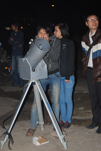 Ngắm siêu mặt trăng vơí kính thiên văn tự chế