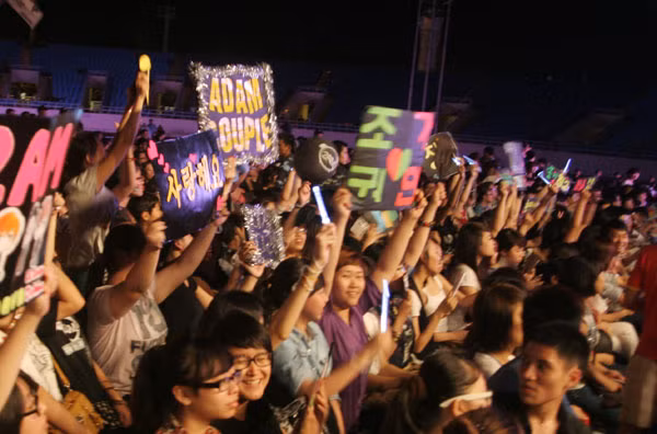 Phần biểu diễn của các nghệ sĩ được khán giả cổ vũ nhiệt tình