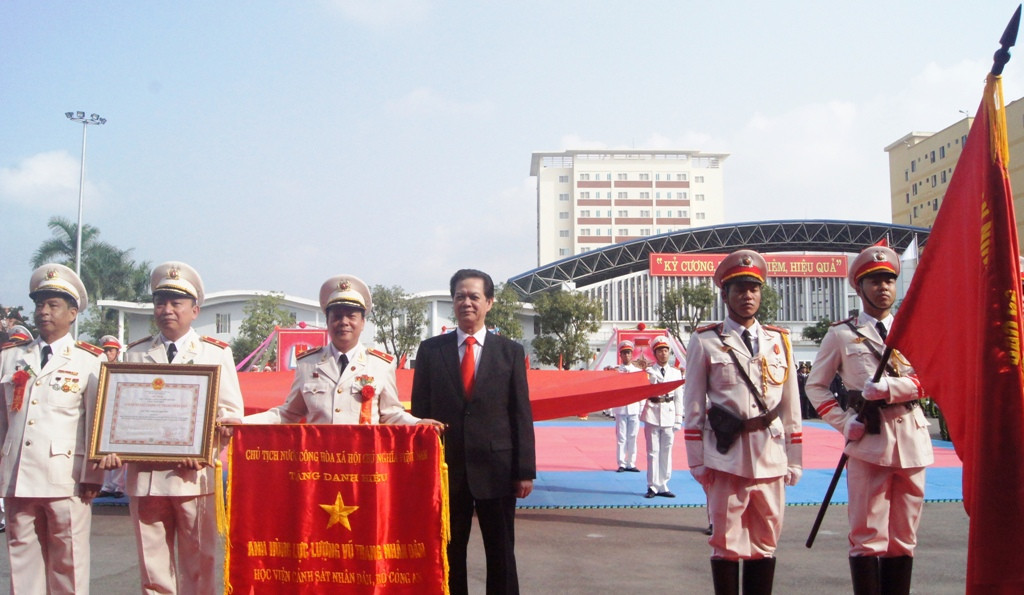 Thủ tướng Nguyễn Tấn Dũng trao tặng danh hiệu Anh hùng Lực lượng vũ trang nhân nhân cho Học viện CSND 