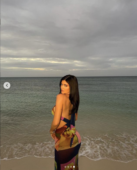 Từng là "vịt con xấu xí" giữa những người chị quyến rũ, Kylie ngày một hoàn thiện bản thân để không chỉ xinh đẹp hơn, mà còn thành công ngoài sức tưởng tượng.