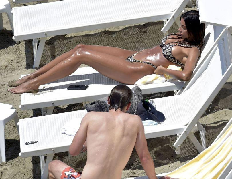 Nữ diễn viên/người mẫu sinh ra ở Romani khiến người nhìn phải kinh ngạc với body cực săn chắc, nóng bỏng đẹp như tượng tạc với bộ áo tắm da báo tông màu đen trắng.