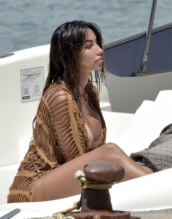 Madalina Ghenea sở hữu vẻ đẹp "nghiêng nước nghiêng thành" với gương mặt nữ thần.