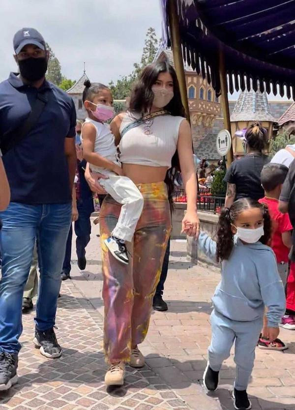 Kylie Jenner bế con gái và dắt cháu gái Chicago (con thứ ba nhà Kim Kardashian - Kanye West).