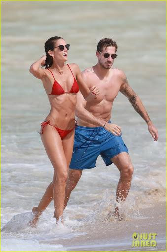 Ngoài những lúc thi đấu, chàng thủ môn luôn dính như sam với vị hôn phu trong các kỳ nghỉ. Cặp đôi xuất hiện ở đâu đều hút cánh paparazzi. Tuy là mối tình "chị - em" nhưng cả hai rất đẹp đôi, không hề cho thấy sự chênh lệch về tuổi tác. Ngoài những lúc thi đấu, chàng thủ môn luôn dính như sam với vị hôn phu trong các kỳ nghỉ. Cặp đôi xuất hiện ở đâu đều hút cánh paparazzi. Tuy là mối tình "chị - em" nhưng cả hai rất đẹp đôi, không hề cho thấy sự chênh lệch về tuổi tác.