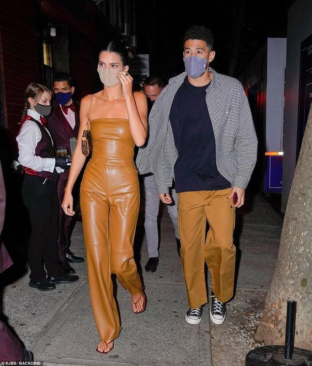 Cô đang yêu bạn trai cầu thủ bóng rổ kém 1 tuổi là Devin Booker. Nguồn tin thân thiết cho biết Kendall Jenner rất hạnh phúc trong mối quan hệ tình cảm này. Devin Booker cũng rất được lòng nhà gái và thường xuyên góp mặt trong những dịp quan trọng. Cô đang yêu bạn trai cầu thủ bóng rổ kém 1 tuổi là Devin Booker. Nguồn tin thân thiết cho biết Kendall Jenner rất hạnh phúc trong mối quan hệ tình cảm này. Devin Booker cũng rất được lòng nhà gái và thường xuyên góp mặt trong những dịp quan trọng.