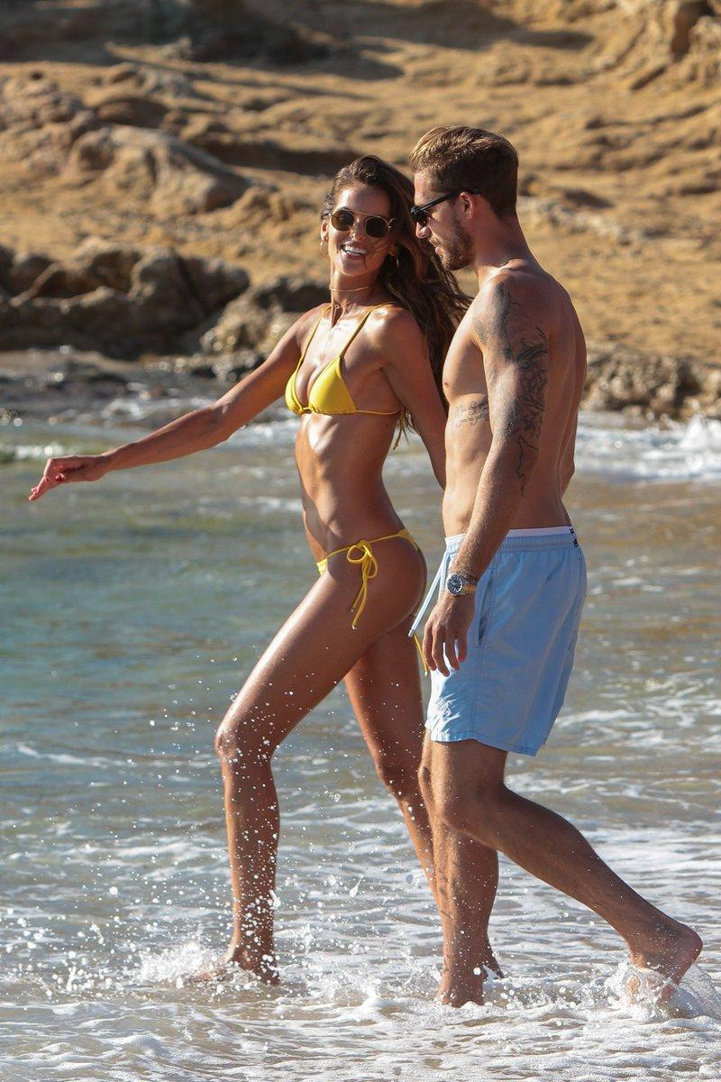 Izabel Goulart từng là "thiên thần nội y" của Victoria's Secret (VS) từ năm 2005 đến 2008. Dù sau này rời nhà VS nhưng cô vẫn thường xuyên làm mẫu quảng cáo sản phẩm của hãng này. Izabel Goulart từng là "thiên thần nội y" của Victoria's Secret (VS) từ năm 2005 đến 2008. Dù sau này rời nhà VS nhưng cô vẫn thường xuyên làm mẫu quảng cáo sản phẩm của hãng này.