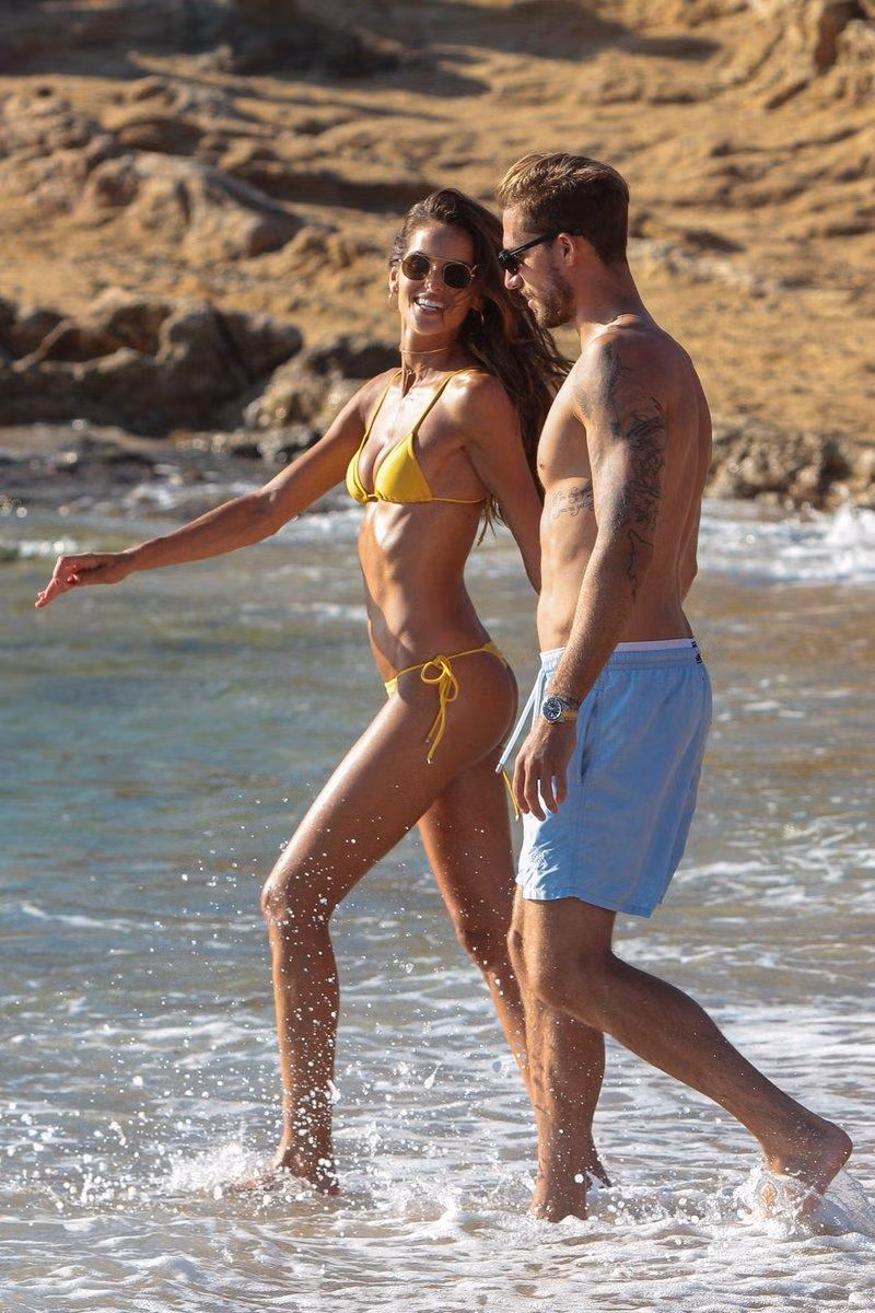 Izabel Goulart từng là "thiên thần nội y" của Victoria's Secret (VS) từ năm 2005 đến 2008. Dù sau này rời nhà VS nhưng cô vẫn thường xuyên làm mẫu quảng cáo sản phẩm của hãng này.