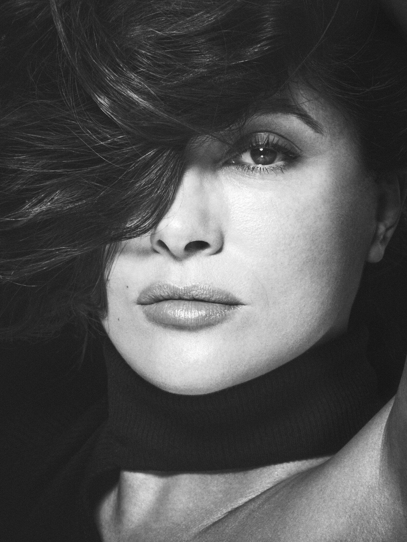 Gương mặt xinh đẹp, cá tính và ánh mắt lôi cuốn người nhìn.