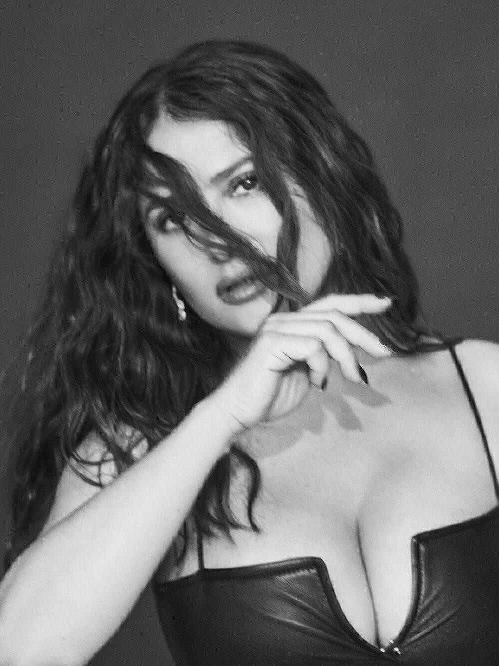 Dù ở tuổi U60, Salma Hayek vẫn khiến cánh mày râu phải điêu đứng với thân hình gợi cảm "quên thời gian".