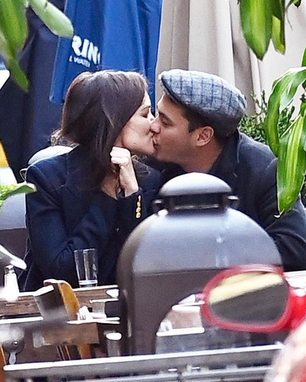 Katie Holmes và Emilio Vitolo ôm hôn say đắm trên phố hồi mới yêu bất chấp ống kính chĩa vào.