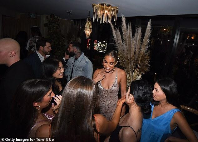 Người đẹp sinh năm 1991 khoe vòng một nóng bỏng trong chiếc váy kim tuyến 2 dây lấp lánh. Cô tươi cười hết cỡ với bạn bè và khách mời. Người đẹp sinh năm 1991 khoe vòng một nóng bỏng trong chiếc váy kim tuyến 2 dây lấp lánh. Cô tươi cười hết cỡ với bạn bè và khách mời.