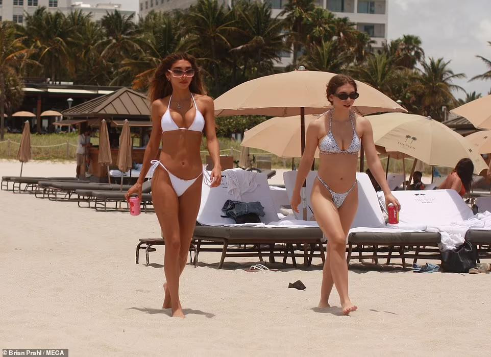 Người đẹp 29 tuổi và em gái 23 tuổi thả dáng dạo bước trên bãi biển và nhanh chóng bị cánh paparazzi chụp lại.